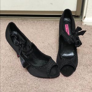 Betsey Johnson black side tie heels
